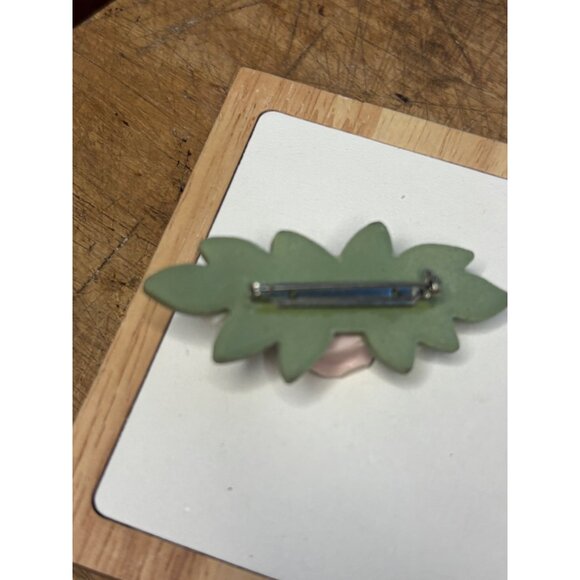 Handcrafted Floral Porcelain Brooch With Pink & White Roses Green Leaves And Met - Picture 8 of 8